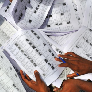 নার্সিংহোমে লড়ছে অসুস্থ মেয়ে, পাশে বসেই ভোটার তালিকা সংশোধনে মগ্ন বিএলও বাবা! কুর্নিশ জানাচ্ছে পাঁশকুড়া