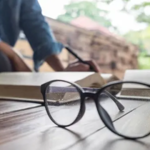 কীভাবে করবেন চশমা পরিষ্কার, জানুন সহজ এক টিপস