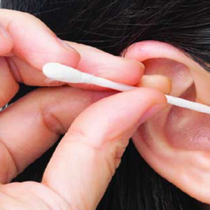 কান খোঁচানো অভ্যাস থেকে হতে পারে যে বিপদ, জানলে শিউরে উঠবেন