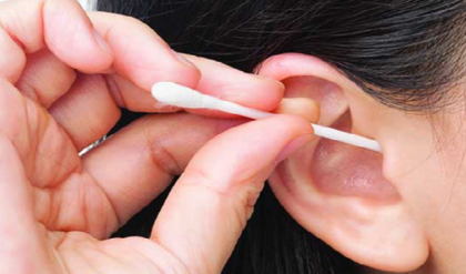কান খোঁচানো অভ্যাস থেকে হতে পারে যে বিপদ, জানলে শিউরে উঠবেন