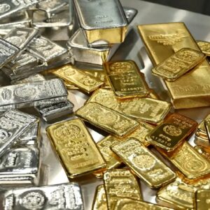 রুপো ৩ লাখ পার! আকাশছোঁয়া দর দেখে দোকানে ভিড় কমছে, বিনিয়োগকারীদের পোয়াবারো!