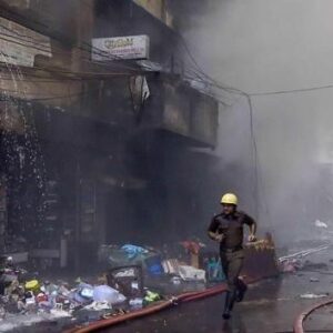 অ্যাসিডের গোডাউনে ভয়াবহ আগুন! বড়বাজারে ত্রাহি ত্রাহি রব, আটকে পড়াদের উদ্ধারে নামল দমকল