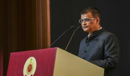 কলকাতায় পা রাখছেন ইডি অধিকর্তা রাহুল নবীন! ঝোড়ো অভিযানের আগেই কি বড় কোনো সংকেত?