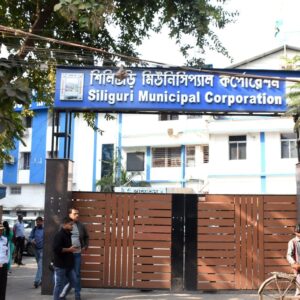 শিলিগুড়িতে SIR আতঙ্ক! ৭১ বছর আগের বার্থ সার্টিফিকেট পেতে পুরনিগমে উপচে পড়া ভিড়