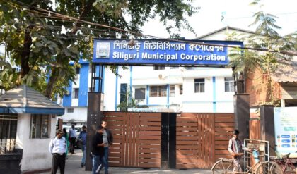 শিলিগুড়িতে SIR আতঙ্ক! ৭১ বছর আগের বার্থ সার্টিফিকেট পেতে পুরনিগমে উপচে পড়া ভিড়
