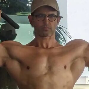 ৫২ বছর বয়সেও ‘কৃষ’ ম্যাজিক! হৃতিকের দানবীয় বাইসেপ দেখে চোখ কপালে নেটপাড়ার!