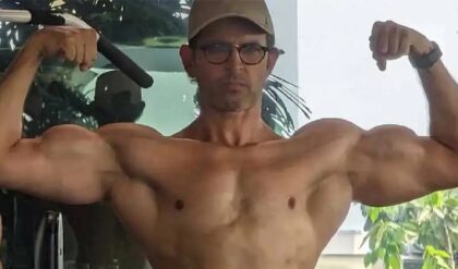 ৫২ বছর বয়সেও ‘কৃষ’ ম্যাজিক! হৃতিকের দানবীয় বাইসেপ দেখে চোখ কপালে নেটপাড়ার!