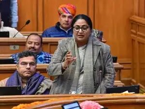 “আমি নারী বলেই কি এত অপমান?” বিধানসভায় দাঁড়িয়ে বিরোধীদের ধুয়ে দিলেন মুখ্যমন্ত্রী রেখা গুপ্তা!