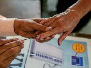 মমতার আপত্তি উড়িয়ে বড় সিদ্ধান্ত কমিশনের! এবার আবাসনের ড্রয়িং রুমেই দেওয়া যাবে ভোট।