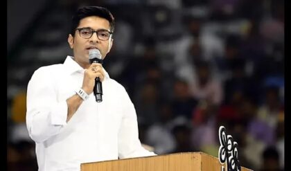 সোশ্যাল মিডিয়ায় এক ইঞ্চি জমি ছাড়া যাবে না! ছাব্বিশের মহাযুদ্ধে তৃণমূলের ‘আকাশবাহিনী’ নামালেন সেনাপতি