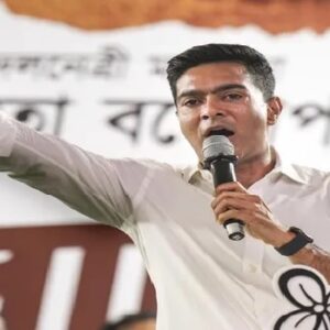 জ্যান্ত মানুষকে ‘মৃত’ সাজিয়ে নাম কাটা হয়েছে? কোচবিহারের মঞ্চে ১০ জনকে দাঁড় করিয়ে কমিশনকে চ্যালেঞ্জ অভিষেকের!