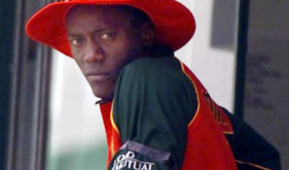 ক্রিকেট ছেড়েছেন, খুনের হুমকিতে ছেড়েছেন দেশও! জ়িম্বাবোয়ের হেনরি ওলোঙ্গার চরম দুর্দশা