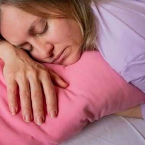 পেট খালি রেখে শুয়ে পড়ছেন? কী ধরনের ক্ষতি হতে পারে দেখেনিন