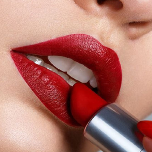 গাঢ় রঙয়ের লিপস্টিক তুলতে হয়রানি? রইল জাদুই ট্রিক