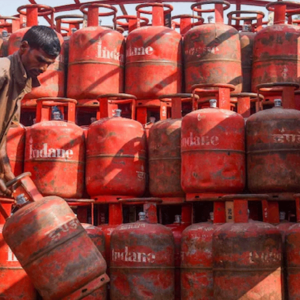 বছরের শুরুতেই পকেটে বড় কোপ! এক ধাক্কায় ১১১ টাকা বাড়ল গ্যাসের দাম, মাথায় হাত ব্যবসায়ীদের