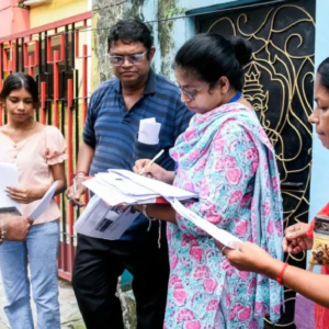 ভোটার তালিকা সংশোধনে অলৌকিক কাণ্ড! ২৮ বছর পর ‘মৃত’ কাকা ফিরলেন বাড়িতে, SIR-এর ম্যাজিক?