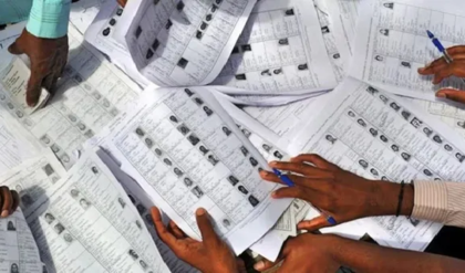 একই রাজ্যে দুই ছবি! কোথাও দুই পায়ে প্লাস্টার নিয়ে শুনানি কেন্দ্রে মহিলা, কোথাও অসুস্থের দুয়ারে কমিশন