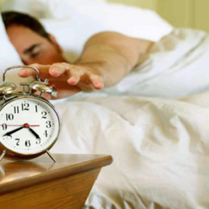 অ্যালার্মের শব্দে ঘুম থেকে ওঠেন? অজান্তেই যে ভুল করছেন জানুন