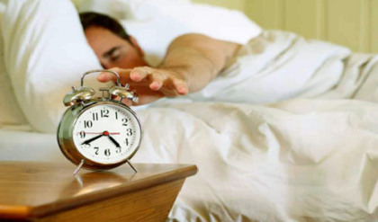অ্যালার্মের শব্দে ঘুম থেকে ওঠেন? অজান্তেই যে ভুল করছেন জানুন