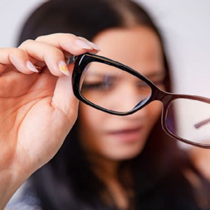 নাকের পাশে চশমার বিশ্রী কালো দাগ? মাত্র ২ মিনিটে দাগ মেটানোর ঘরোয়া টোটকা জানুন