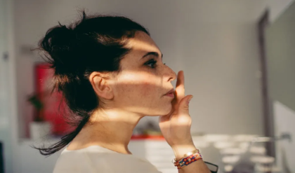 আয়নার সামনে দাঁড়ান! আপনার মুখই বলে দেবে শরীরের ভেতর লুকিয়ে থাকা ভিটামিনের ঘাটতি