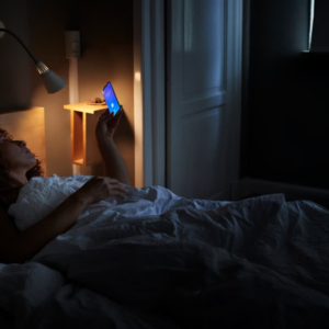 রাতে শুয়ে স্মার্ট ফোন? অতিরিক্ত ব্যবহারে যেসব বিপদ ডেকে আনছেন