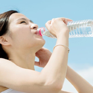 প্লাস্টিকের বোতলে জল খাচ্ছেন? নিজের অজান্তেই শরীরে ঢুকছে হাজার হাজার বিষাক্ত কণা