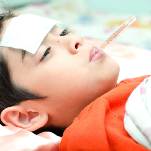 আবহাওয়ার খামখেয়ালিপনায় বাচ্চার জ্বর? ওষুধ দেওয়ার আগে এই ঘরোয়া টোটকাগুলি একবার দেখুন