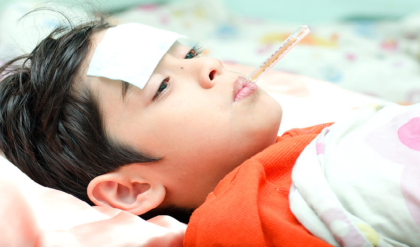 আবহাওয়ার খামখেয়ালিপনায় বাচ্চার জ্বর? ওষুধ দেওয়ার আগে এই ঘরোয়া টোটকাগুলি একবার দেখুন