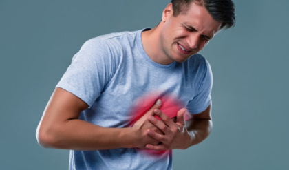 গ্যাস্ট্রিক ভেবে ভুল করছেন না তো? হার্ট অ্যাটাকের এই ৮টি লক্ষণ দেখা দিলেই সাবধান