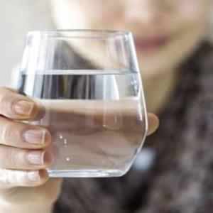 সাবধান! এই খাবারগুলোর পরেই জল খাচ্ছেন? নিজের অজান্তেই শরীরের বারোটা বাজাচ্ছেন না তো?