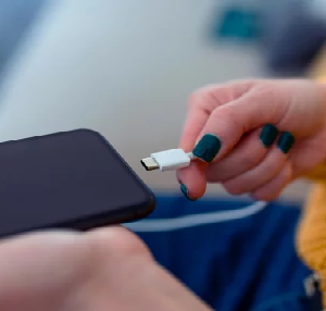 বিস্ফোরক সাবধানবাণী! মোবাইল চার্জে দেওয়ার আগে এই ভুল করলেই বিপদ, এখনই জেনে নিন সঠিক নিয়ম