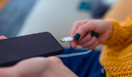 বিস্ফোরক সাবধানবাণী! মোবাইল চার্জে দেওয়ার আগে এই ভুল করলেই বিপদ, এখনই জেনে নিন সঠিক নিয়ম