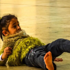 খেলতে খেলতে বাচ্চা বিছানা থেকে পড়ে গেছে? আতঙ্কিত না হয়ে দ্রুত করুন এই ৩টি কাজ!