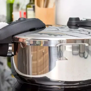 রান্নাঘরে প্রেশার কুকার কি টাইম বোম হয়ে উঠছে? বড় দুর্ঘটনা এড়াতে এখনই জেনে নিন এই ১০টি সতর্কতা