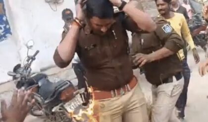 মন্ত্রীকে পোড়াতে গিয়ে জীবন্ত পুলিশ কর্মীর গায়ে আগুন! পেট্রল ঢালতেই ভয়াবহ দুর্ঘটনা