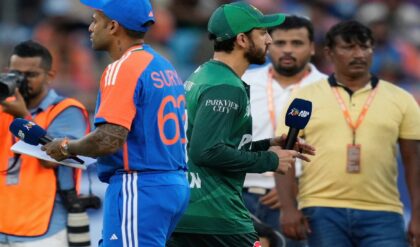 ভারত-পাক লড়াইয়ে নজিরবিহীন বিতর্ক! হাত না মেলানো কি স্রেফ নাটক? ফাঁস চাঞ্চল্যকর তথ্য।