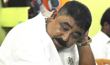 অনুব্রতকে ঘিরে ‘গো ব্যাক’ স্লোগান? বীরভূমে বিক্ষোভের মুখে ‘কেষ্ট’, কনভয় আটকাল কারা?