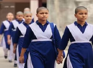 মাথা ন্যাড়া করে ক্লাসে ঢুকল সব পড়ুয়া! ক্যানসার আক্রান্ত বন্ধুর জন্য খুদেদের যা করল তা দেখলে চোখে জল আসবেই!