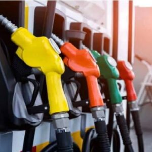 পেট্রোল পাম্পে তেল ভরানোর আগে এই কাজ করছেন তো? অজান্তেই নিজের গাড়ির বারোটা বাজাচ্ছেন না তো!