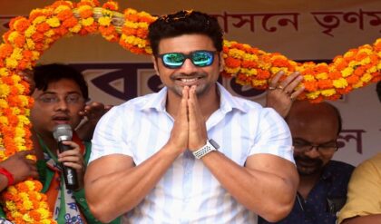 “ভোটের কথা একদম নয়!” প্রশ্ন আসতেই হাতজোড় করে থামিয়ে দিলেন দেব, কেন এমন করলেন সাংসদ?