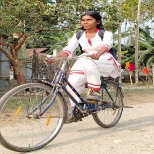 হাতি-গণ্ডারের জঙ্গল পেরিয়ে ৭ কিমি লড়াই! বনবস্তির প্রথম মাধ্যমিক পরীক্ষার্থী সুমিলা