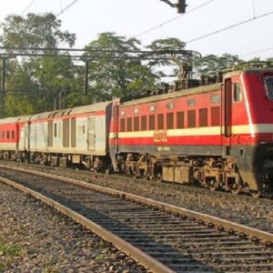 রেলযাত্রীদের জন্য বড় খবর! ট্রেনের শৌচাগার থেকে বিদায় নিচ্ছে চেন লাগানো মগ, কেন এই আমূল বদল?