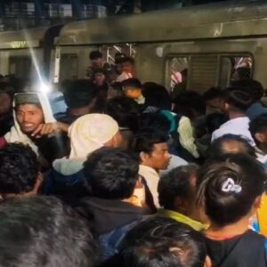বালিগঞ্জ স্টেশনে শিউরে ওঠা কাণ্ড! ফুট ওভারব্রিজ থেকে চলন্ত ট্রেনের ওপর ঝাঁপ, জীবন্ত দগ্ধ ব্যক্তি