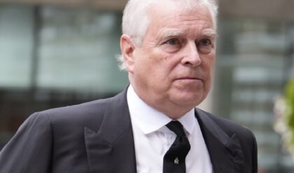 গ্রেফতার ব্রিটিশ রাজপুত্র অ্যান্ড্রু! ‘এপস্টিন ফাইলস’ ফাঁসে লন্ডনে ভূমিকম্প, সিংহাসন হারাবে রাজপরিবার?