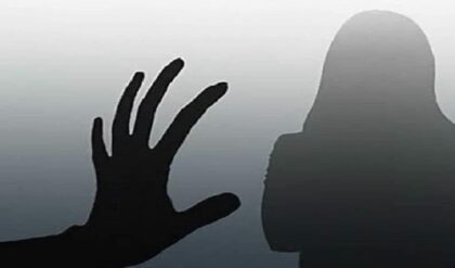 খাস কলকাতায় নারকীয় উল্লাস! ১৯ বছরের প্রেমিকার যৌনাঙ্গে স্যানিটাইজার ঢেলে আগুন ধরাল পাষণ্ড লিভ-ইন পার্টনার!