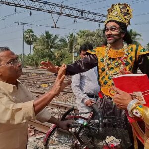 রেললাইনে সাক্ষাৎ যমরাজ! পারাপার করতে গেলেই ধরছেন ঘাড়, হাড়হিম করা ভিডিও ভাইরাল!