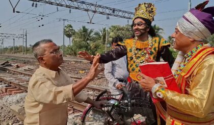 রেললাইনে সাক্ষাৎ যমরাজ! পারাপার করতে গেলেই ধরছেন ঘাড়, হাড়হিম করা ভিডিও ভাইরাল!