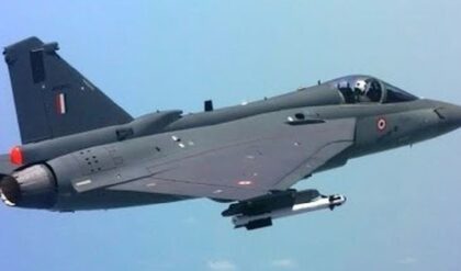 রাজধানীর আকাশে ভয়াবহ কাণ্ড! ল্যান্ডিংয়ের সময় ভেঙে পড়ল তেজস যুদ্ধবিমান, অল্পের জন্য রক্ষা পাইলটের