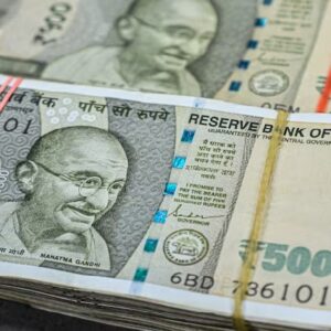 শেয়ার বাজারে রক্তক্ষরণ! এই মুহূর্তে বড় অঙ্কের বিনিয়োগ নাকি এসআইপি, কোন পথে আসবে কোটি টাকা?